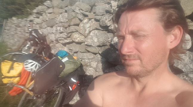 After cycling up for another 20mins I finally reach the top and a suitable place to enjoy the rest of the evening at 6:30pm
